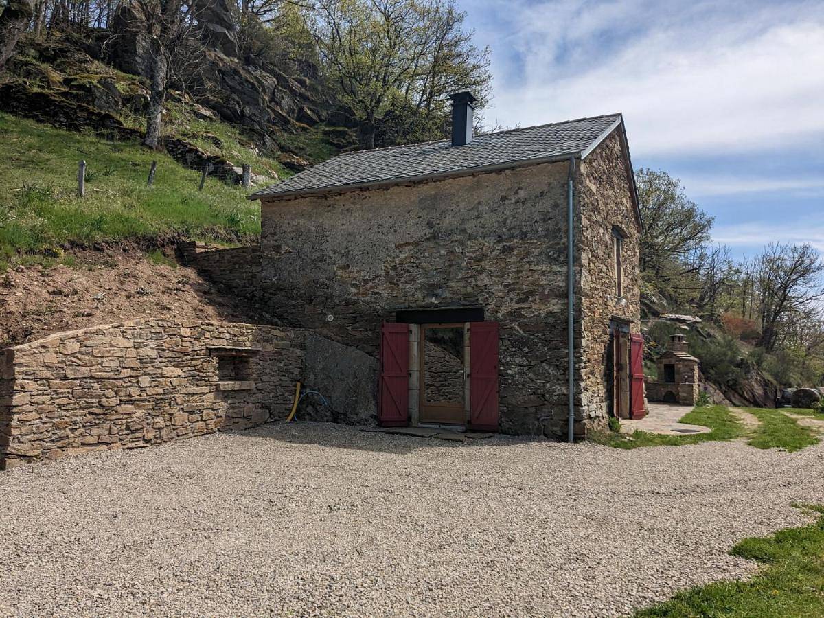 Petite bergerie en pierres tout confort in Salles-Curan, Parc naturel régional des Grands Causses