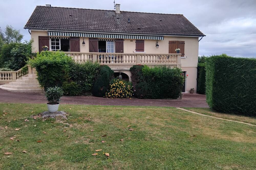 Ganze Wohnung, Our apartment welcomes you. Comfort and serenity..... in Saint-Amand-Montrond