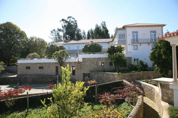Hotel, con Balcón y Terraza además de Jardín y Piscina para niños en Vale de Cambra - 2