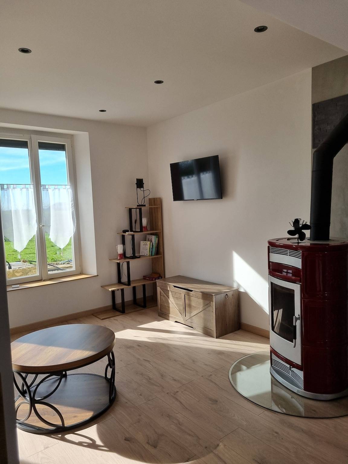 Country House 'Aux Hirondelles' with Private Terrace, Garden, and Wi-Fi in Montceaux-lès-Provins, Seine-et-Marne