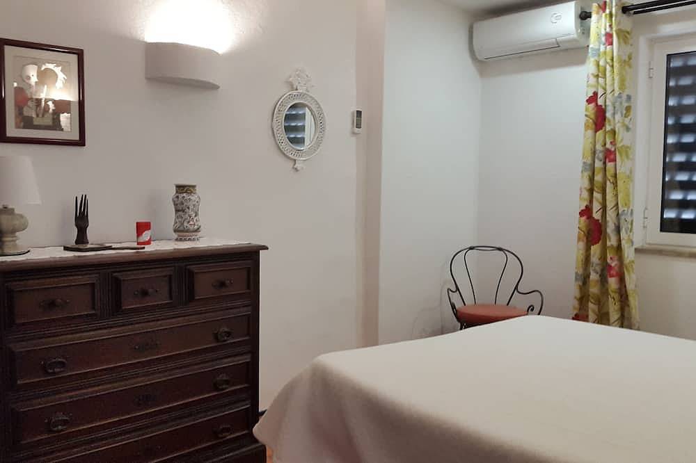 Villa 600 m from 2 beaches; 300 m nightlife; Bbq, internet, A/C in Albufeira, Faro Distrikt