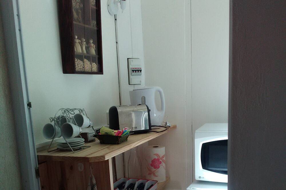 Chambre indépendante avec sa salle de bain privée, dans un jardin près d'Avignon in Les Angles (Gard), Région de Nîmes