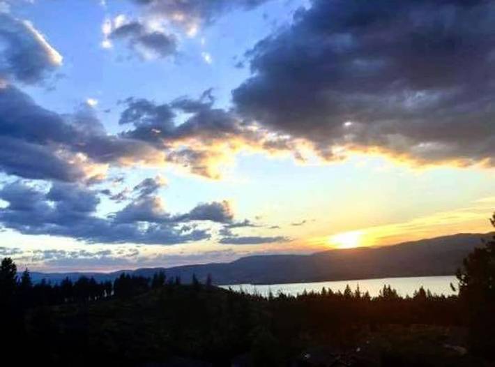 Location de vacances pour 2 personnes, avec jacuzzi ainsi que terrasse et jardin à Kelowna - 2