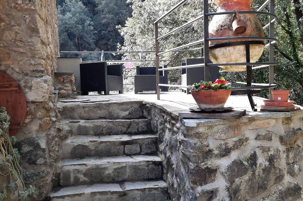 House by the River, fantastic rustic in nature in Airole, Ligurische Alpen