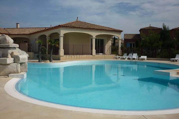 Location de vacances pour 4 personnes, avec terrasse ainsi que piscine et jardin à Homps - 3