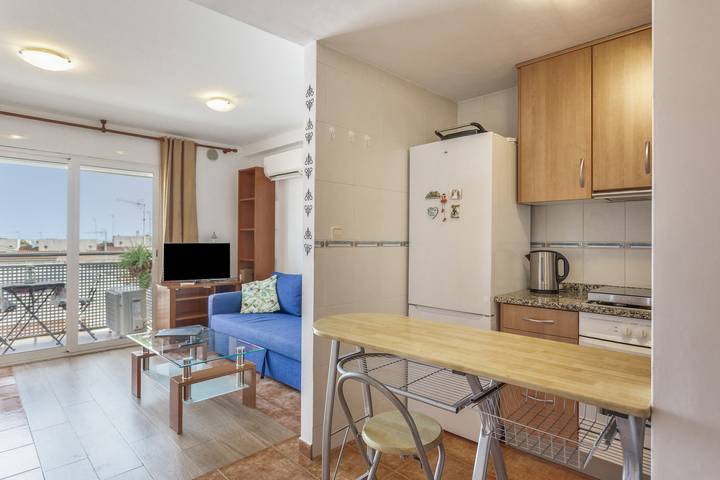 Apartamento entero, Apartamento 'Berni's House Palafolls' con vistas al mar, terraza privada y aire acondicionado in Palafolls, Costa del Maresme