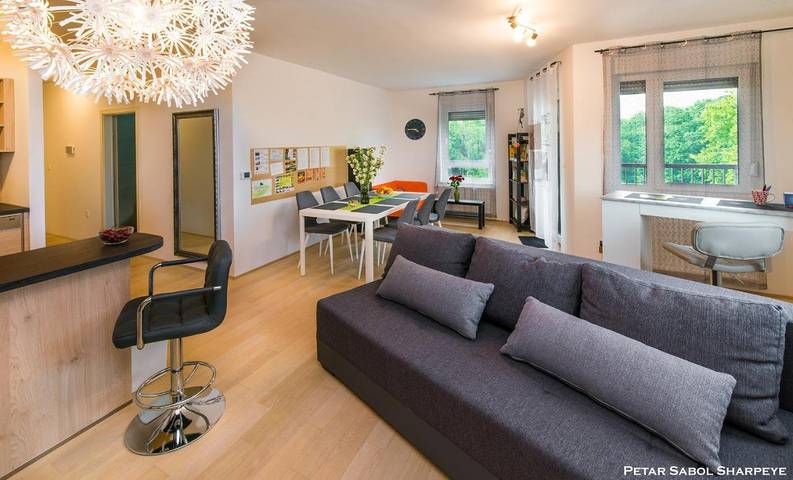 Ferienwohnung für 5 Personen, mit Balkon und Whirlpool sowie Terrasse und Pool