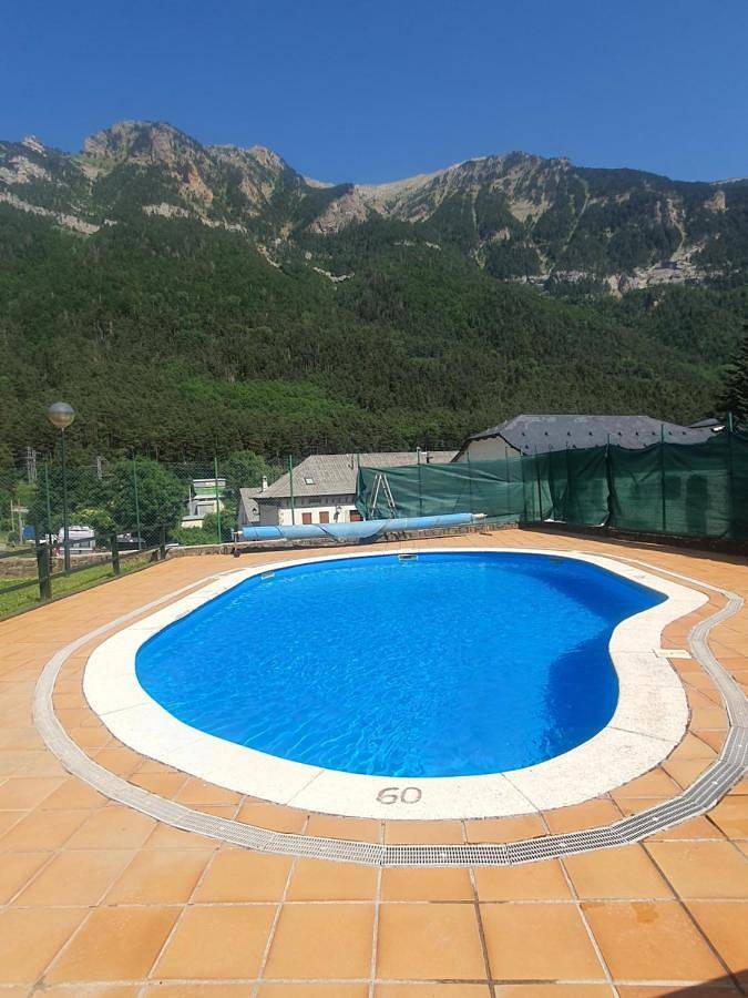 Apartamento para 4 personas, con jardín y piscina en Candanchú