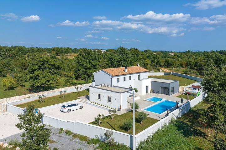 Ferienhaus für 12 Personen, mit Whirlpool und Garten