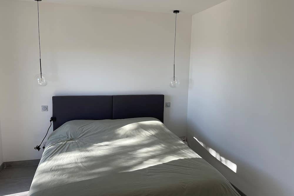 Recent family home near Aix en Provence and Marseille in Éguilles, Aix-en-Provence region