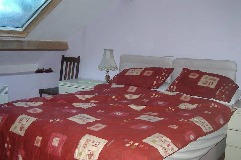 Freistehendes Ferienhaus mit beheiztem Pool in Paule, Guingamp Region