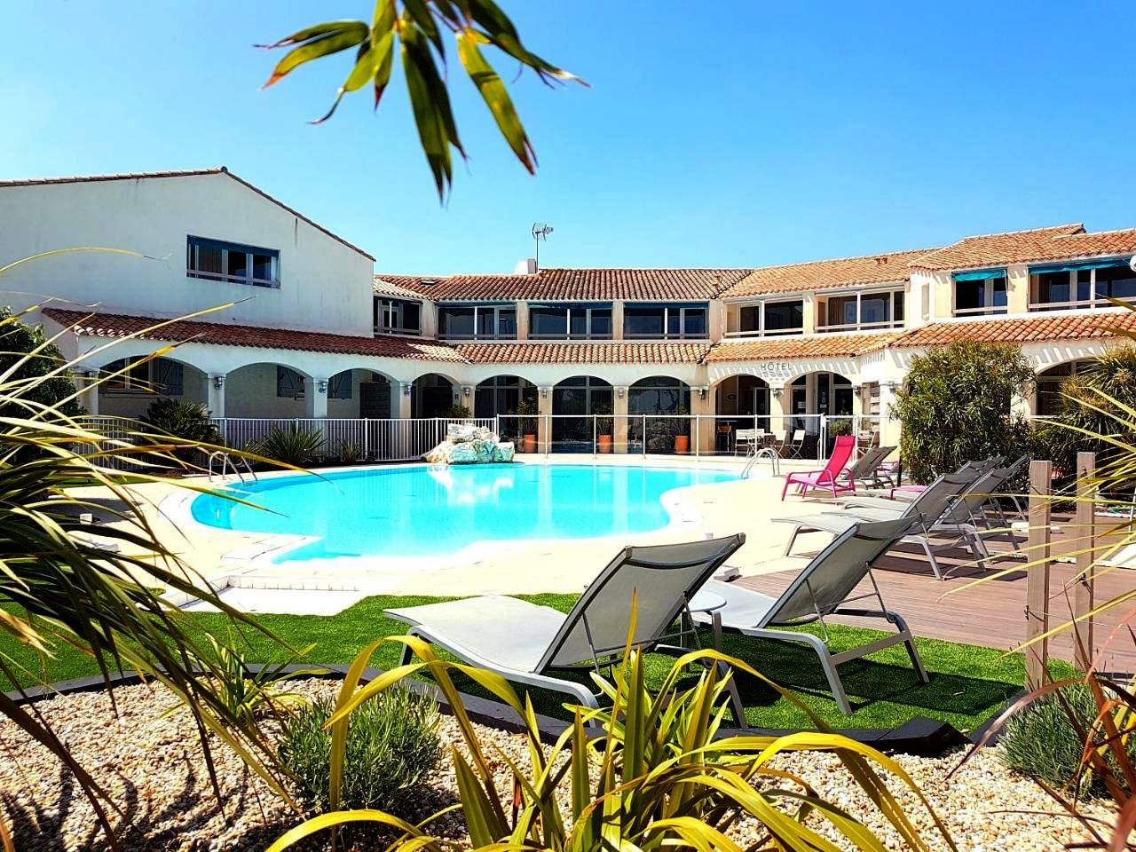 Hôtel Restaurant Le Grand Large - Face à la plage - Ile de Ré in Rivedoux-Plage, Île de Ré