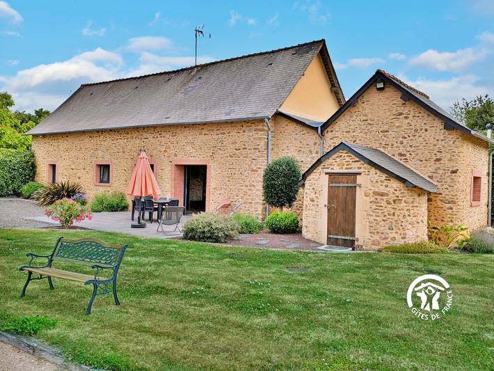 Gîte pour 6 personnes, avec Terrasse et Jardin à Montigné-le-Brillant