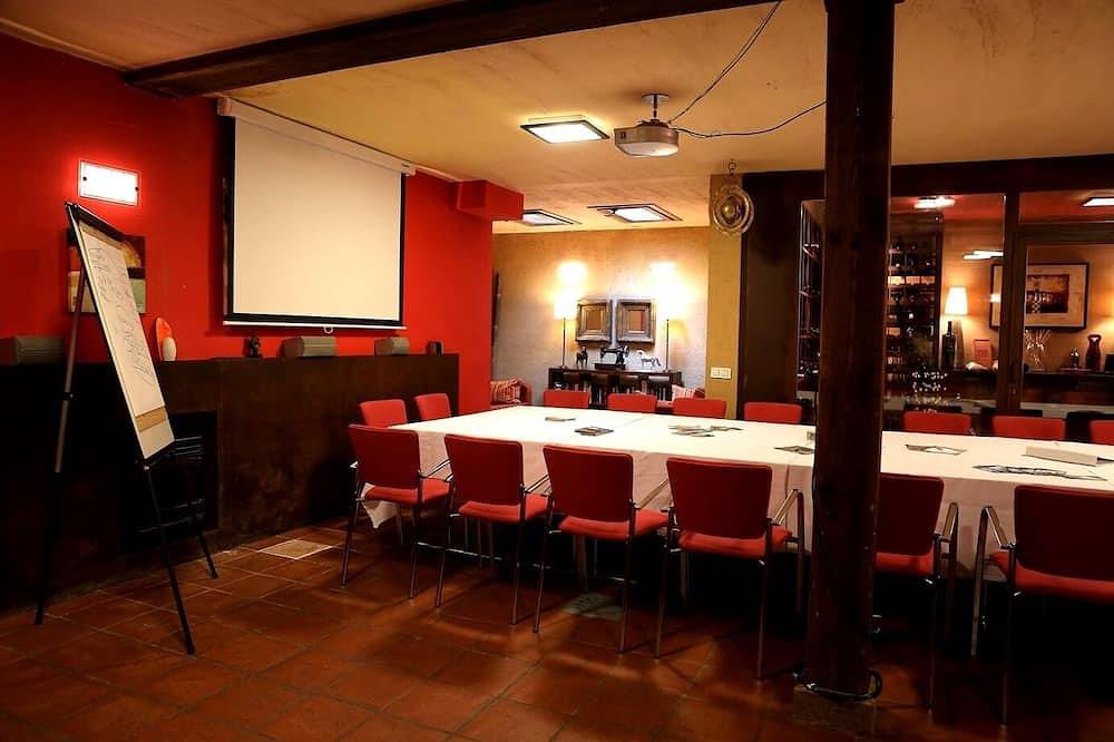 7 alojamietntos completos y salón vinoteca Bacus in Braojos de la Sierra, Provincia de Madrid