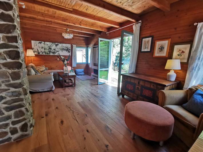 Sonniges Holzhaus am Bach, 30 Minuten Prag in Březová-Oleško, Prag West
