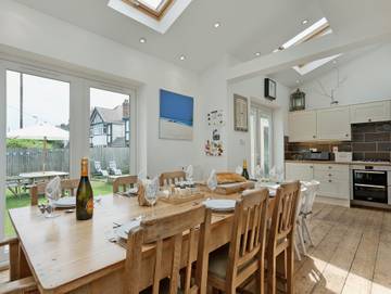 Vacation Rental for 11 Guests in Christchurch, South West England, Picture 4