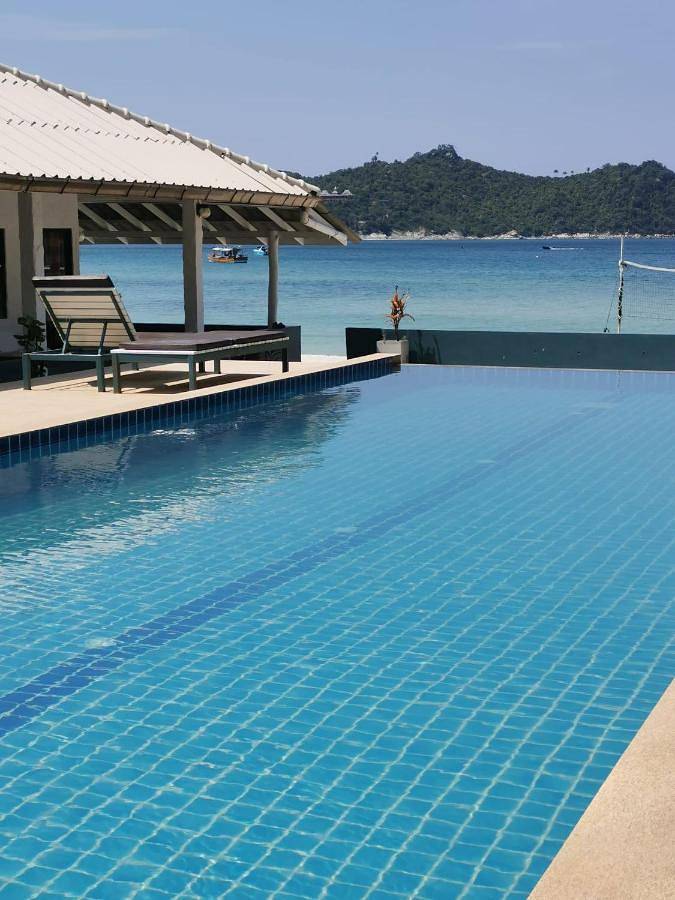 Hôtel pour 5 personnes, avec vue et bassin pour enfant ainsi que jardin et piscine