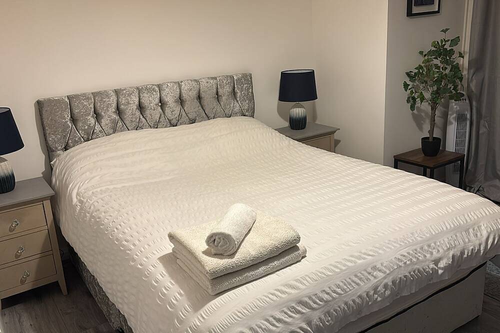 Entire apartment, Quiet Ground-Floor Apartment | Heathrow, Windsor & London at Your Doorstep in Slough, Berkshire