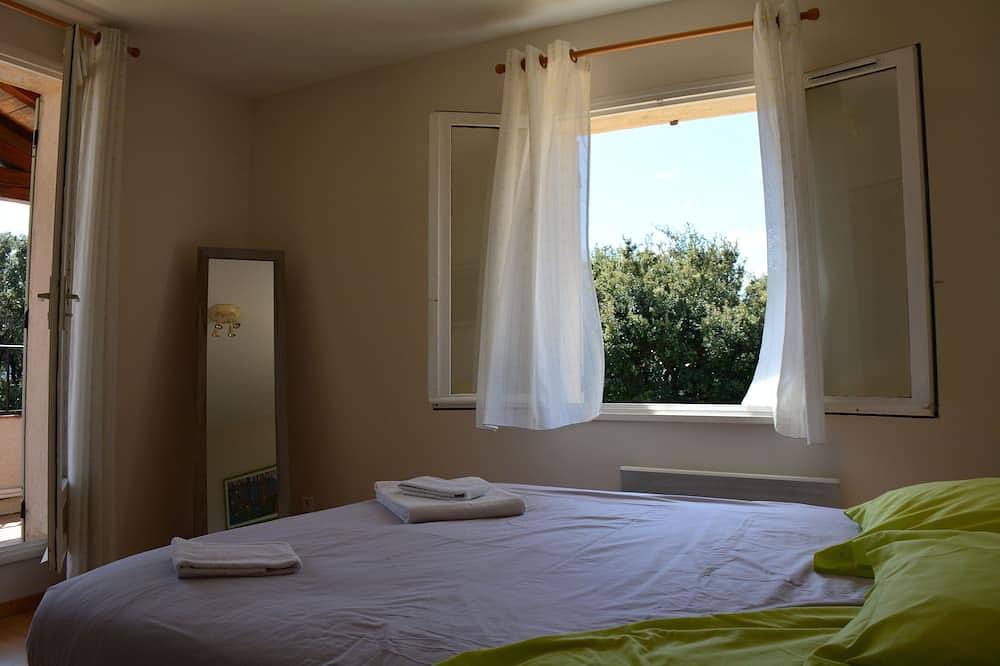 Villa near Avignon, comfortable, garden, swimming pool in Villeneuve-lès-Avignon, Nimes region
