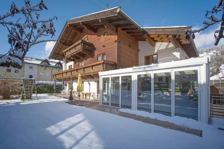 Pension voor 9 personen, with Balkon and Terras as well as Tuin and Sauna in Brixen im Thale