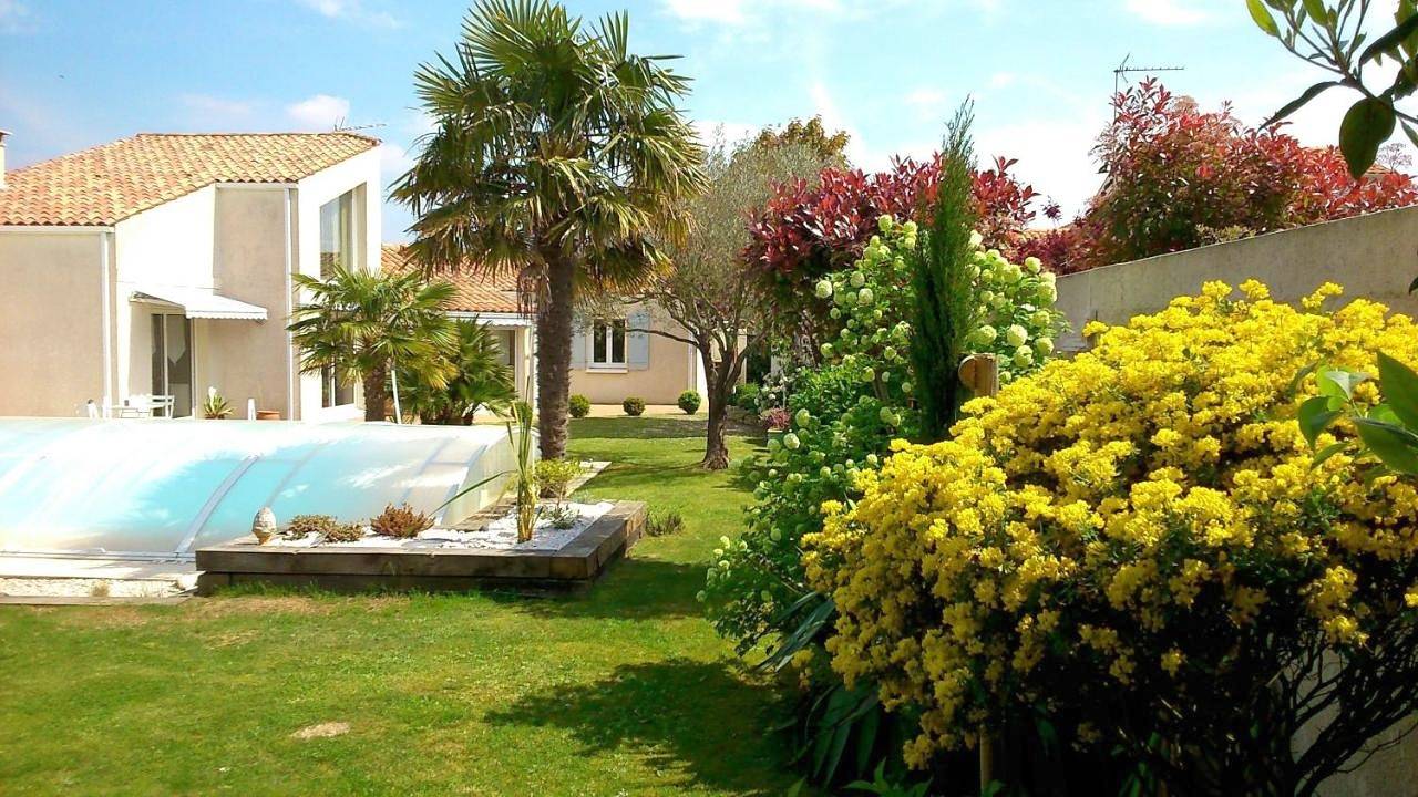 Double Room with Pool View in Lagord, Région de La Rochelle