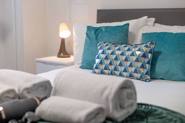 Ganze Wohnung, 2 Bed • 2 En-Suites • Kitchen • Contractor Base in Swansea, Swansea und Umgebung