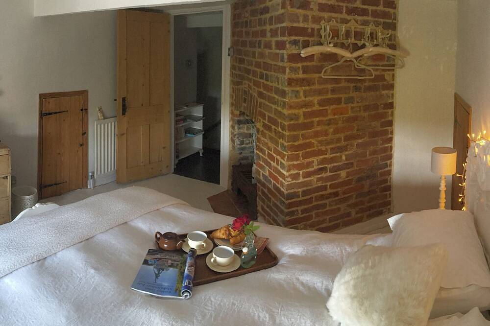 One night stays available at cozy, Listed boutique cottage with log burners in Hastings, East Sussex