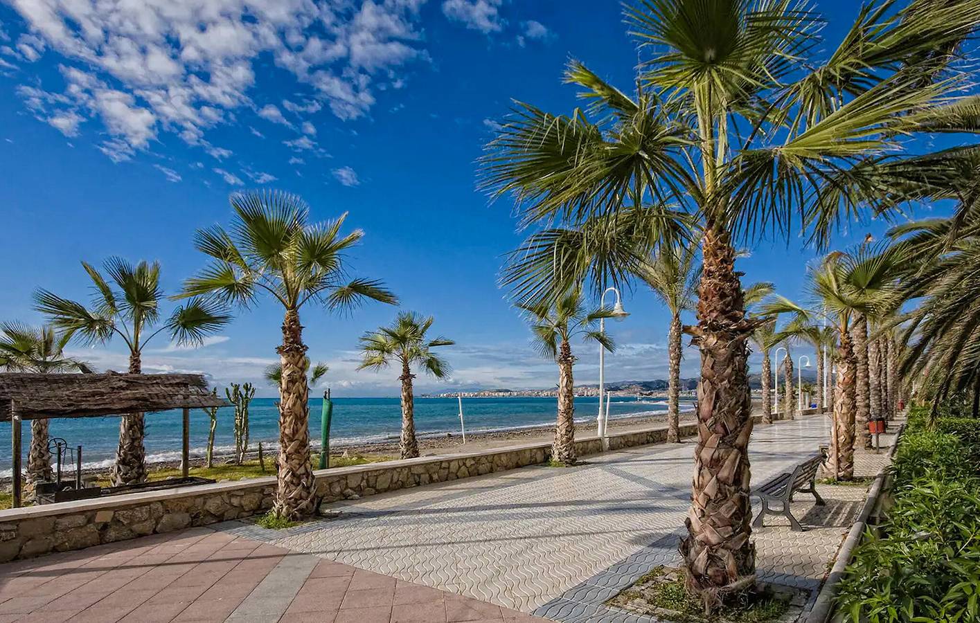 Ganze Ferienwohnung, Algarrobo Costa Retreat - 100m² Wohnung mit Terrasse in Playa las Palmeras, Vélez-Málaga