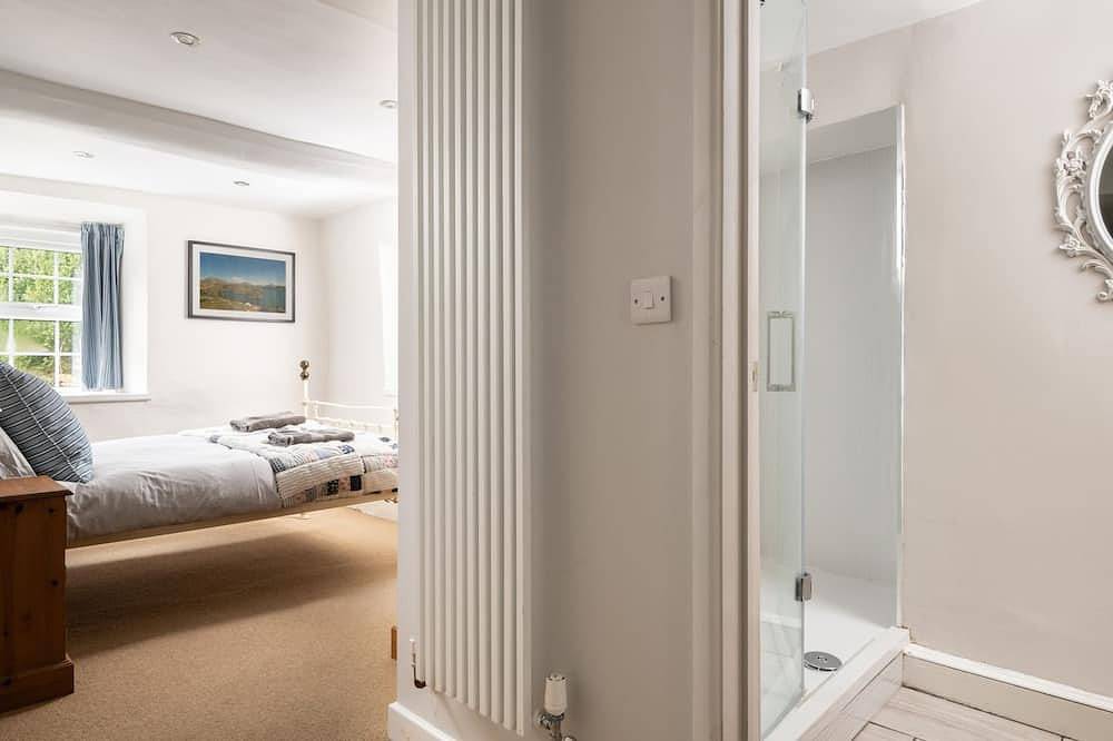 Fron Dderw, pet friendly, character holiday cottage in Bala in Bala, Snowdonia