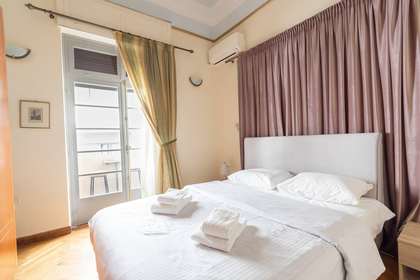 Entire apartment, Ideal 4 bdr Apartment in Plaka for 10! in Central Section of Athens, Athens