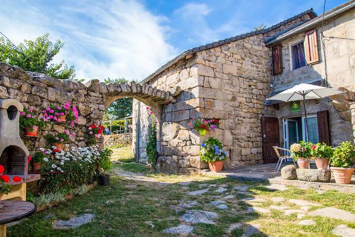 Gîte pour 4 personnes, avec piscine et jardin, animaux acceptés