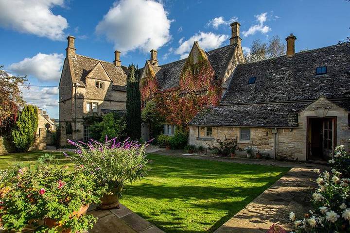 B&b for 2 people, with terrace and view as well as garden in The Cotswolds