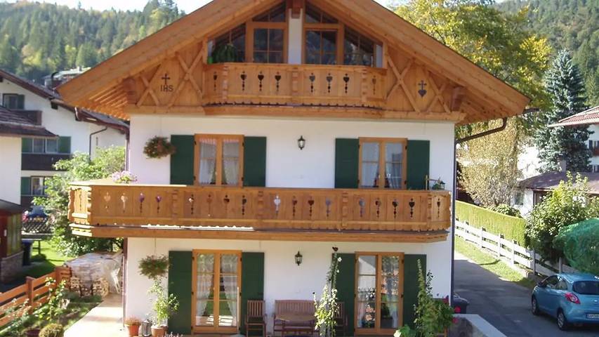 Ferienwohnung für 4 Personen, mit Balkon und Terrasse im Mittenwald
