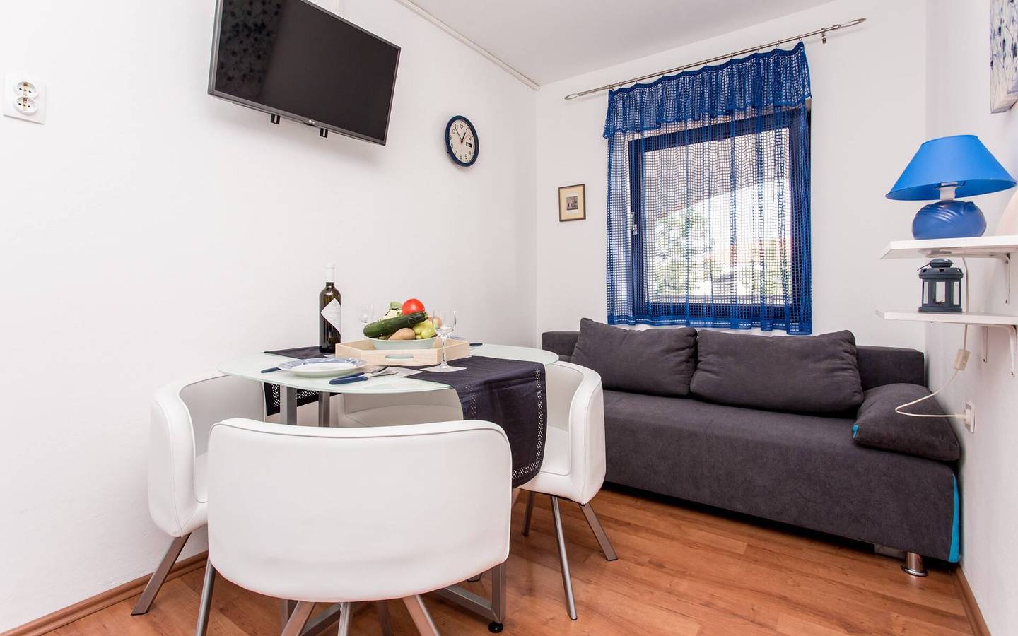 Ganze Wohnung, Apartment Zeljko - mit Pool, 200 m vom Meer, ein Schlafzimmer, überdachte Terrasse, privater Parkplatz, Grill, Außendusche, Sonnenliegen in Silo (Krk), Krk