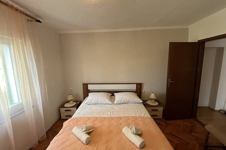 Ganze Wohnung, Apartment Nino - Ein-Zimmer-Wohnung mit Meerblick in Brodarica, Šibenik-Knin