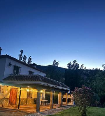 Location de vacances pour 7 personnes, avec vue ainsi que jardin et piscine à Zahara de la Sierra