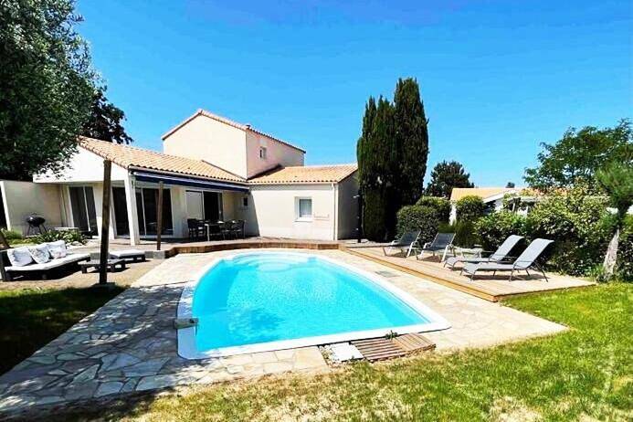 Maison d’hôte pour 6 personnes, avec terrasse ainsi que piscine et jardin