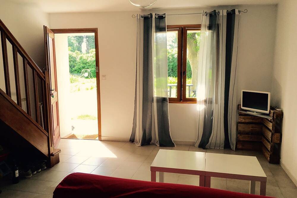 Cottage of two plane trees between Alpilles and Luberon in Orgon, Arles region