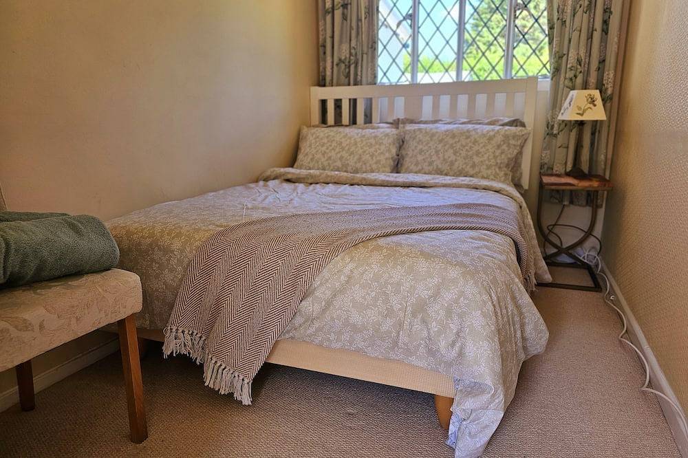 Large Farmhouse Cottage set in semi rural Surrey location, close to Guildford in Worplesdon, Guildford