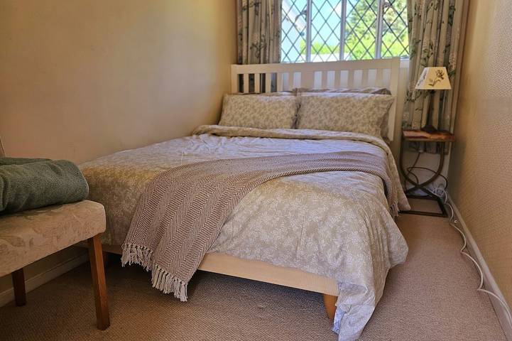 Queen Anne Cottage in Worplesdon, Guildford
