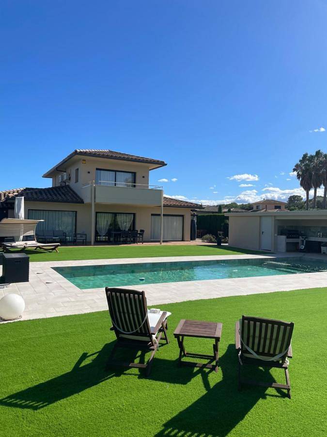 Location de vacances pour 8 personnes, avec vue ainsi que jardin et piscine à Navata - 2