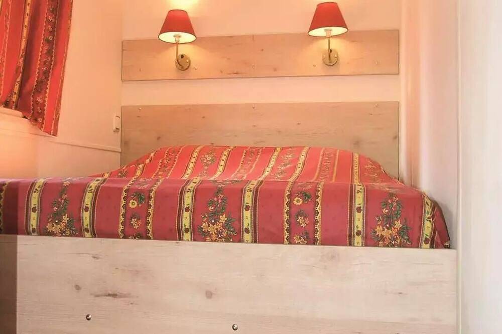 Roulotte tout confort - 2 chambres - Esprit cosy - Kitchenette, salle de bain et toilettes 4 personnes in Valloire-sur-Cisse, Région de Blois