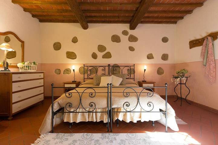 Agriturismo per 4 persone, con idromassaggio e piscina nonché giardino, con animali domestici in Peccioli