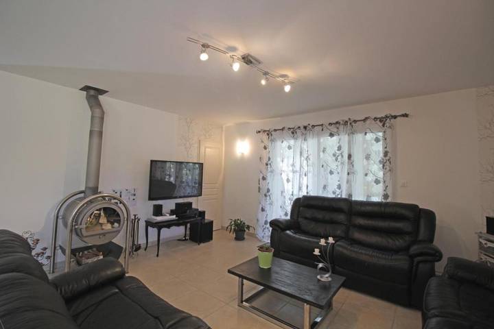 Location de vacances pour 8 personnes, avec jacuzzi et terrasse ainsi que jardin et piscine à Arnac-la-Poste - 3