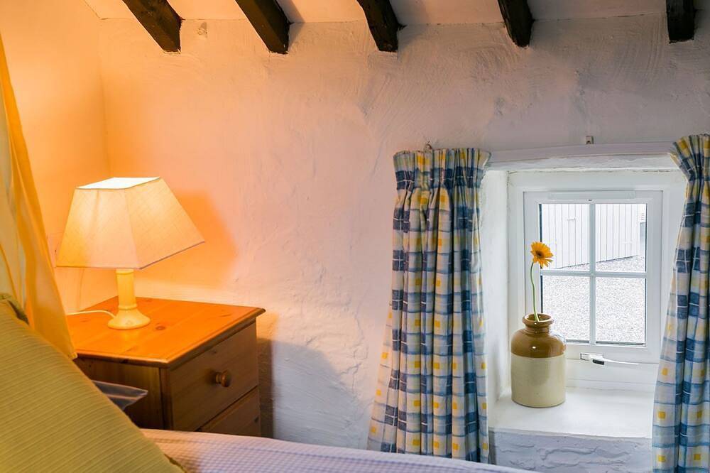 Cyndal Bach -  a coastal that sleeps 3 guests  in 2 bedrooms in Rhoscolyn, Isle of Anglesey
