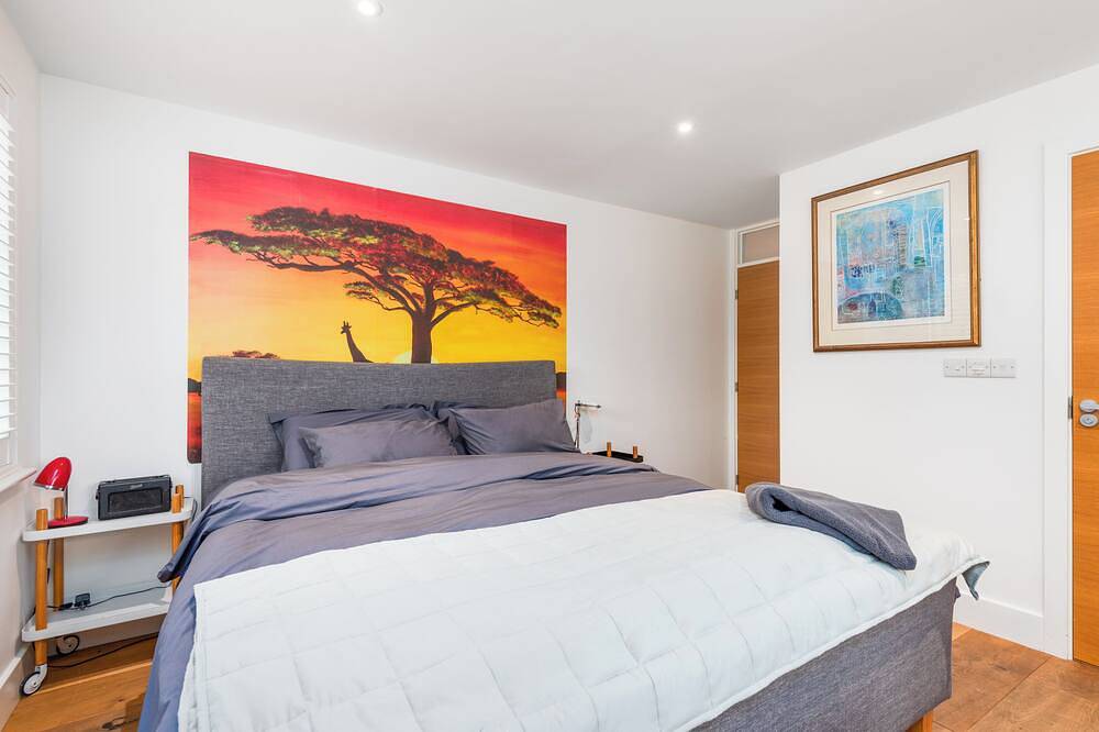 Bright 4 bed 4 bath Villa in historic Canterbury surrounded by Magnolia trees in Kent