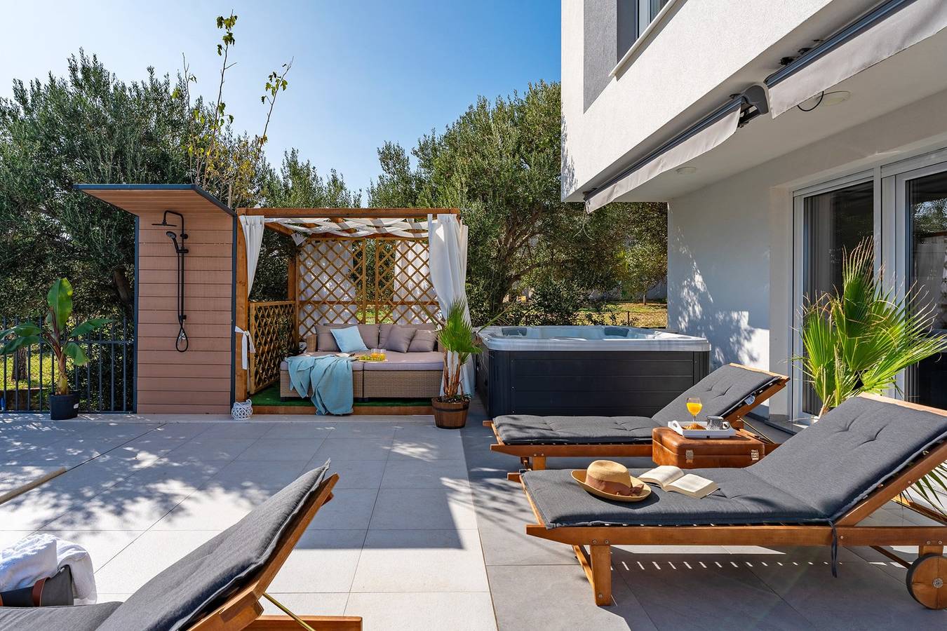 4 Schlafzimmer, 3 Badezimmer, privater 40m2 großer Pool, Whirlpool, Sommerküche, Tischtennis, Tischfußball, absolute Privatsphäre, nur 2 km vom Strand entfernt in Kastel Novi, Kaštela