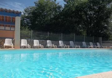Gîte pour 6 personnes, avec piscine ainsi que jardin et terrasse à Balazuc