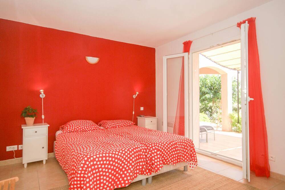Villa in kleiner Domäne mit Pool und Tennisplatz in Aups, Brignoles Region