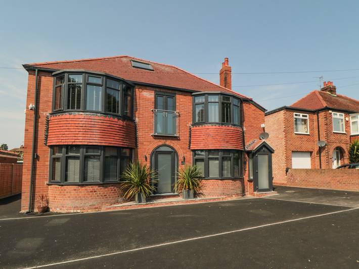 Apartment for 10 people, with Balcony and Garden as well as Pool in Bridlington